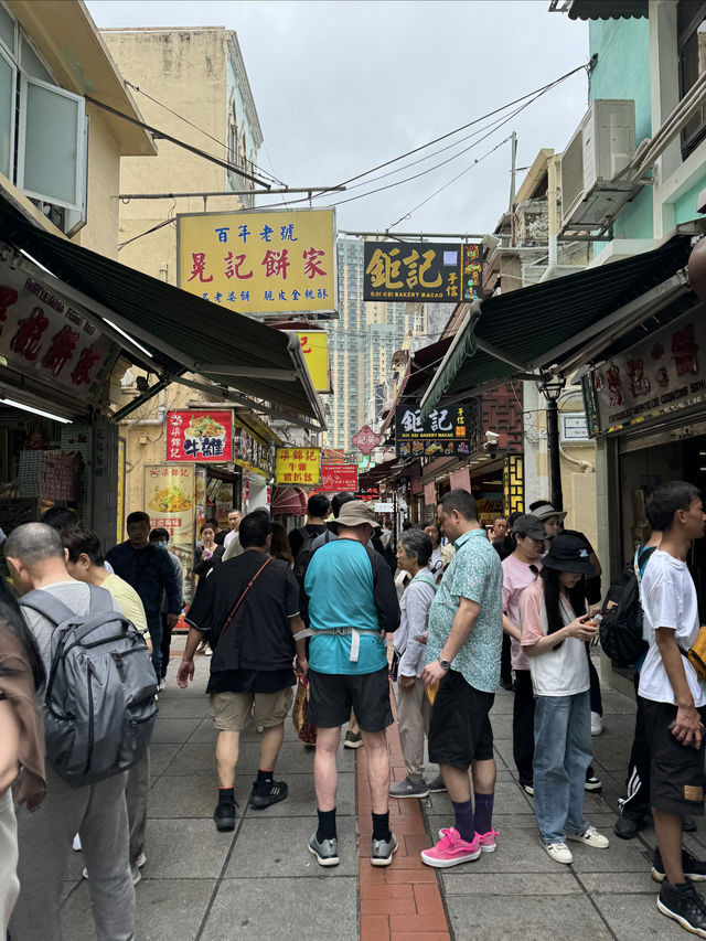 澳門｜官也小吃街，一大早就好多店大排長龍