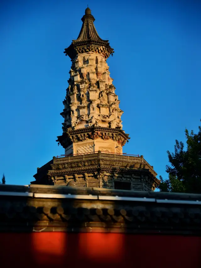 This ancient pagoda with its unique design, which has stood for a millennium, has been praised by Liang Sicheng as a unique example within China