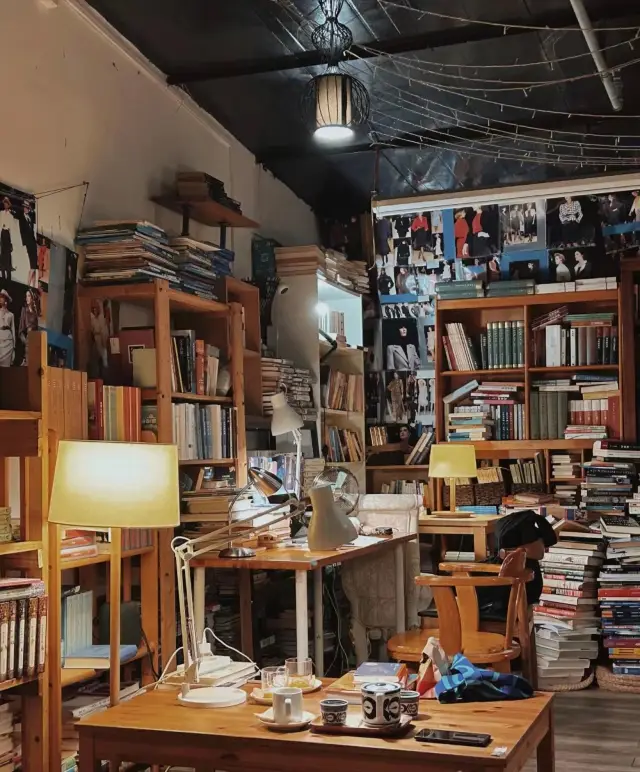 深圳の書店|一人で没入型の読書自習ができ、地面から天井まで本が積み上げられています