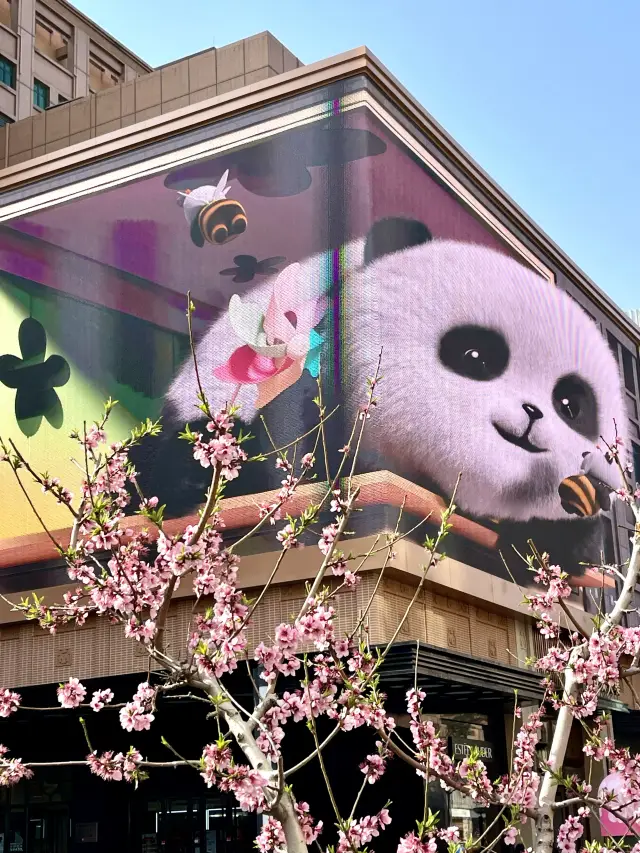 The Citywalk bare-eye 3D panda art installation on Wangfujing Pedestrian Street is a sight to behold