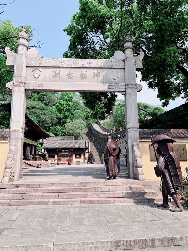 浙江臨海的龍興寺：博物館學習與陰陽塔的神秘之旅