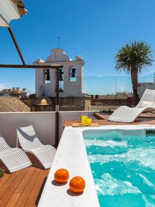 🌟 Seville Stays: Rooftop Views & Luxe Comfort 🌟