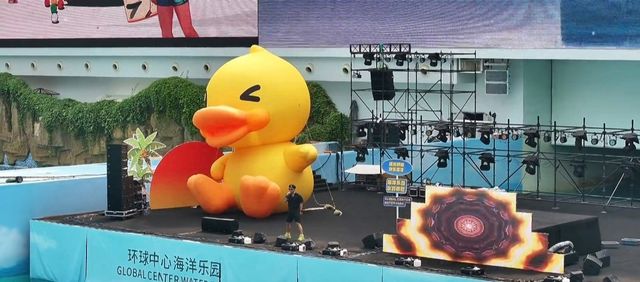 環球中心海洋樂園體驗沙灘玩水的快感，這就是室內玩水樂園，爽啊