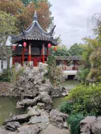 青浦大觀園係一座大型仿古園林建築，位於青商公路701號，坐落於淀山湖兩側，距離上海市中心六十五公里。