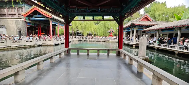 濟南七十泉流乳，趵突獨稱第一泉