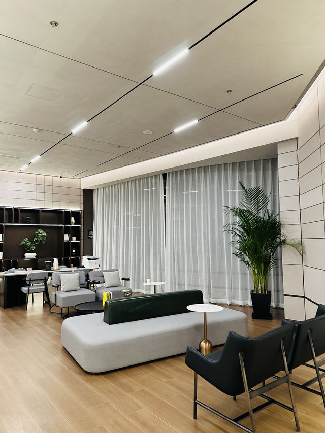 蘇州獨墅湖月亮灣地鐵站亞朵酒店。