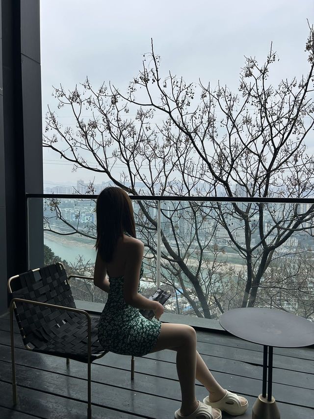 重慶山城！在山頂的美術館酒店！