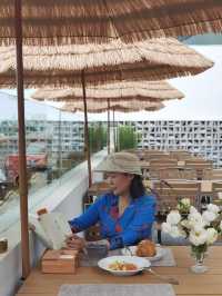 草傘、湖風、早餐書——撫仙湖民宿嘅悠閒公式
