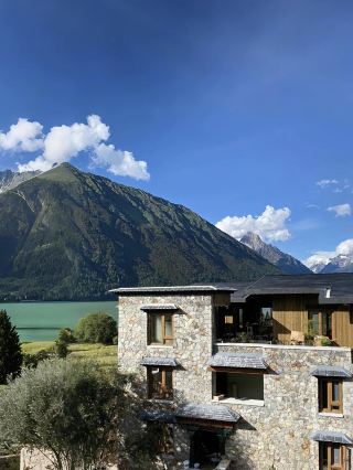 My husband and I went to Nyingchi, where it was 23℃, and it was truly more stunning than Switzerland! 
