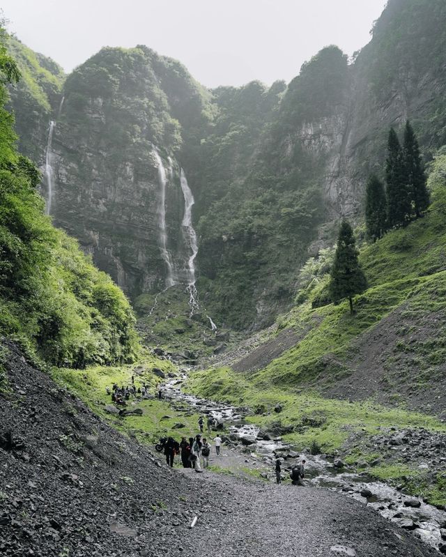 在畢節納雍的深山之中，藏著一處如詩如畫的秘境——吊水岩瀑布￼￼￼。它宛如大自然遺落的明珠，等待著旅人