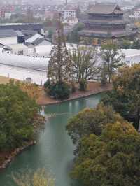 古鎮晨寐，塔上獨醒！