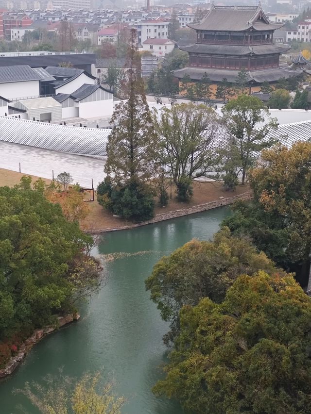 古鎮晨寐，塔上獨醒！