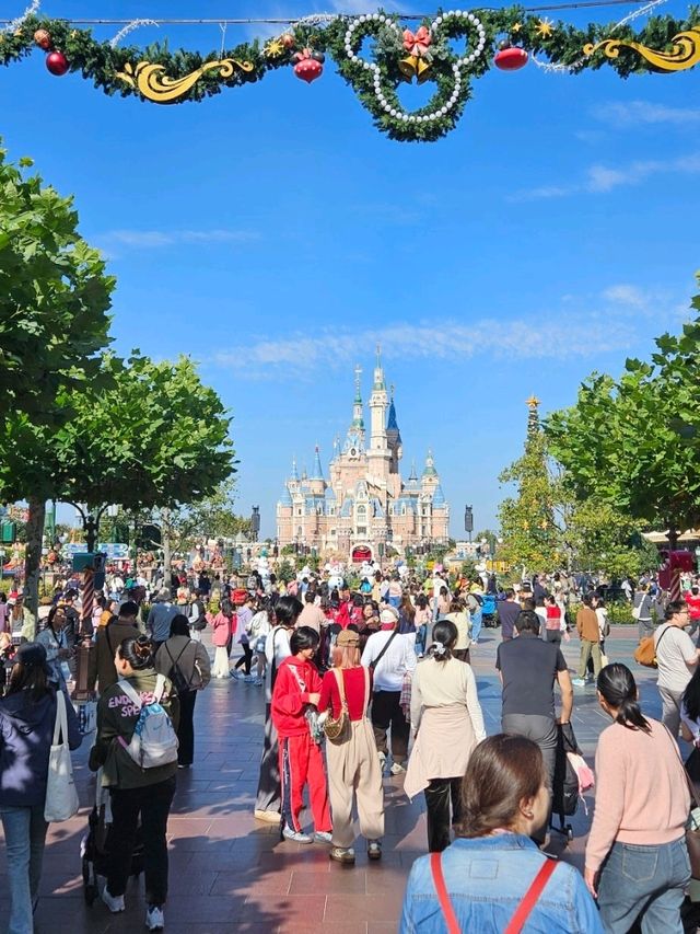 Disney Dreams Unleashed: Shanghai’s Ultimate Adventure Park! 🎢✨