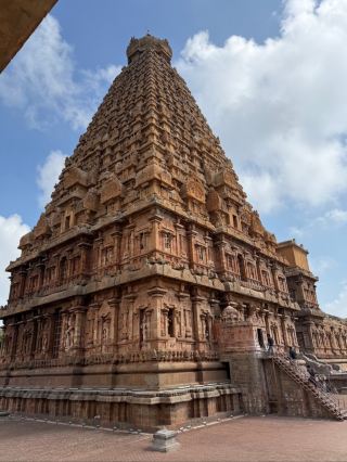 The temples in India are truly breathtaking! Let's take a look at the Brihadeeswarar Temple
