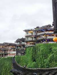 住進瀑布邊的古鎮