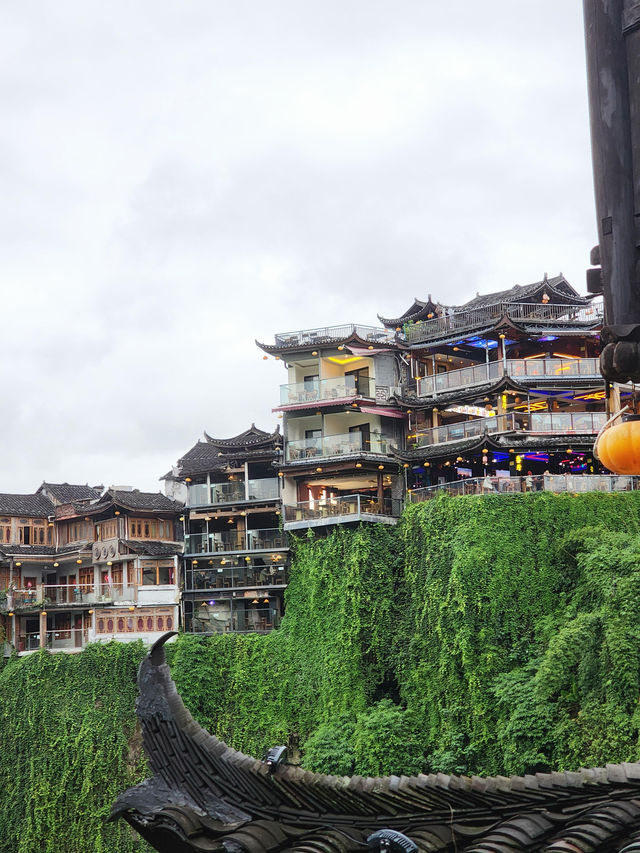 住進瀑布邊的古鎮 住進瀑布邊的古鎮