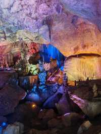 踏入這片地下溶洞,彷彿一腳踩進了億萬年的時光長河裡。抬眼望去,嶙峋的鐘乳石從穹蒼垂落,似冰柱、似玉石柱