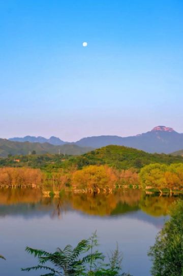 

📅첫째 날: 요 문화 몰입 여행  
**오전** - **평천 도착** (이른 버스 추천, 승덕 출발 버스 약 1.5시간, 요금 30위안)  
- **아침식사**: 시내 오래된 맛집 ‘양탕 소병’ (1인당 15위안, 양내장탕과 갓 구운 소병)  
- **관광지**: **요하원 국가삼림공원** (입장료 60위안, 3시간 관람) → 숲길 도보, 요대 제사 유적지 방문, 여름철 야생화 촬영 가능.  
**오후**  
- **점심**: 공원 근처 농가식당 (1인당 40위안, 추천: 잣버섯 닭찜, 산야채)  
- **관광지**: **택주원(요 문화 테마 공원)** (무료, 2시간 관람) → 요탑 모형에 올라 도시 전경 감상, 거란 문화 부조 회랑 관람.  
- **체험**: **평천 박물관** (무료, 예약 필요, 1시간) → 요대 도자기, 거란 안마구 집중 관람.  
**저녁**  
- **저녁식사**: 시내 ‘팔구 노주관’ (1인당 60위안, 반드시 주문할 메뉴: 개도육, 남사병)  
- **숙박**: 시내 경제형 호텔 (예: 한팅, 약 150위안/1박)  
---

📅둘째 날: 자연 경관과 비유산 체험  
**오전**  
- **아침식사**: 호텔 근처 두부뇌와 튀긴 떡 (1인당 10위안)  
- **관광지**: **당파 고용동** (입장료 50위안, 2.5시간 관람) → 카르스트 지형 용동, 조명쇼로 종유석 경관 연출, 동굴 내 온도 18℃ 유지.  
**오후**  
- **점심**: 용동 외 농가 (1인당 35위안, 추천: 측백나무 훈제육, 좁쌀밥)  
- **체험**: **사주 수공 종이오리 공방** (체험비 30위안, 1시간) → 평천 비유산 종이오리 배우기, 간단한 거란 문양 제작 후 가져가기 가능.  
- **산책**: **중심시장** (특산품 구매: 아몬드 음료, 버섯 소스, 예산 100위안)  
**저녁 무렵**  
- **귀경**: 버스로 승덕 복귀 (요금 30위안)  
---

💰예산 내역 (2인 기준 1인당 분담)  
| 항목 | 비용(위안) |  
|---------------|------------|  
| 교통 (버스 왕복) | 60 |  
| 숙박 (1박) | 150 |  
| 입장료 | 110 |  
| 식사 | 220 |  
| 체험/쇼핑 | 130 |  
| **총계** | **670** |  
*실제 1인당 약 670위안, 남은 예산으로 숙박 업그레이드 또는 미식 체험 추가 가능.*  
---

🌟친절한 팁  
1. **최적 시즌**: 5월~10월 (여름 피서, 가을 단풍 절경)  
2. **교통 추천**: 평천 시내 관광지 간 택시 기본요금 6위안, 둘째 날 일정은 렌터카(약 150위안/일) 이용 시 더 유연함.  
3. **숨은 즐길 거리**: 주말 방문 시 **폭하 강변 야경 조명** 야간 산책 가능, 현지인들이 자주 찾는 장소.  
4. **절약 팁**: 학생증/노인증 소지 시 입장료 반값, 일부 농가식당 주차비 면제 가능.  
---

🍜맛집 체크리스트  
- **꼭 맛봐야 할 세 가지**: 개도육(청대 궁중 요리), 평천 양탕, 남사병(바삭한 설탕빵)  
- **간식 거리 추천**: 흥평중로 야시장 (구운 두부피, 메밀 국수볼, 1인당 20위안으로 배부름)  
평천은 작지만 요 문화의 깊이와 연산의 풍광을 모두 품고 있어 느긋한 깊이 있는 여행을 좋아하는 분께 적합합니다. 일정에 여유 시간을 두어 기분에 따라 속도를 조절할 수 있으니 여행이 뜻깊고 즐거운 경험이 되길 바랍니다! ✨