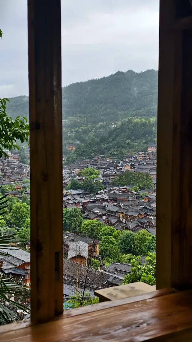 live實拍煙雨繚繞的苗寨也太出片了