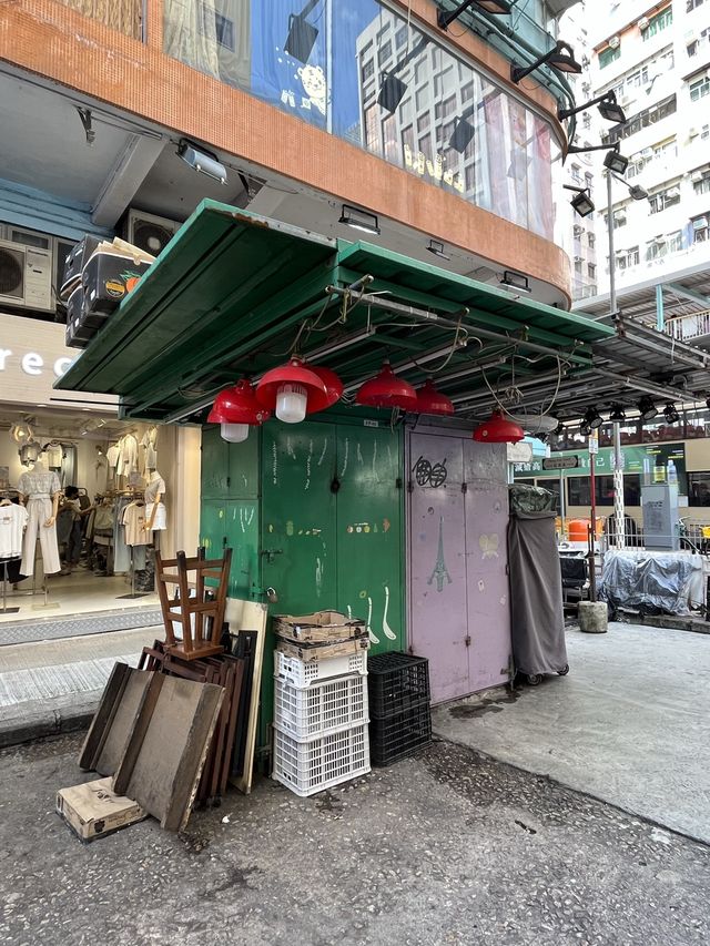 香港特色街道之一。旺角花園街
