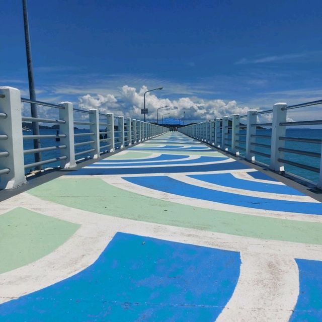 เดินชมทะเลสีคราม ที่ท่าเทียบเรือหาดราไวย์