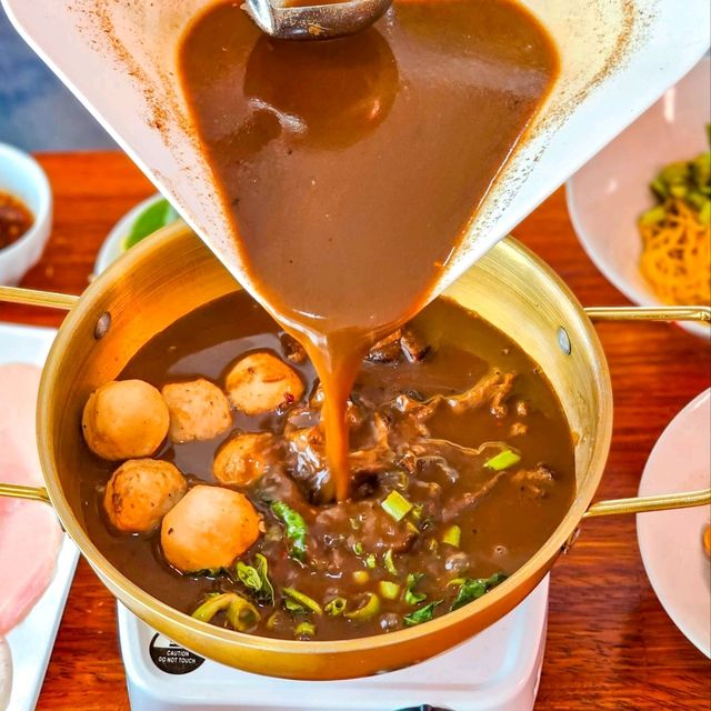 ก๋วยเตี๋ยวเรือหม้อไฟนายพล หมูเนื้อที่นี่มีครบ