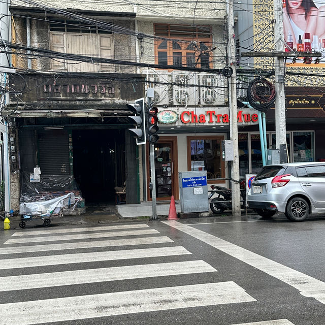 "ชาตรามือ"นั่งสบายๆใจกลางตลาดวโรรส📍
