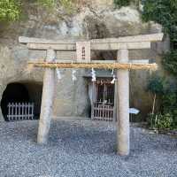 淡路島の岩楠神社（いわくすじんじゃ）洞窟のある隠れたように建つ神社