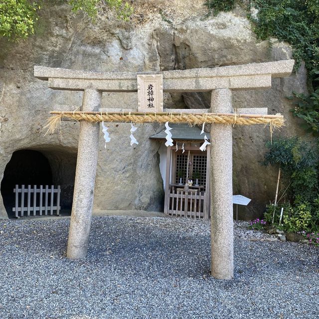 淡路島の岩楠神社（いわくすじんじゃ）洞窟のある隠れたように建つ神社