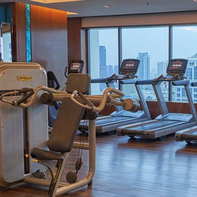 complete gym room with luxury stay 