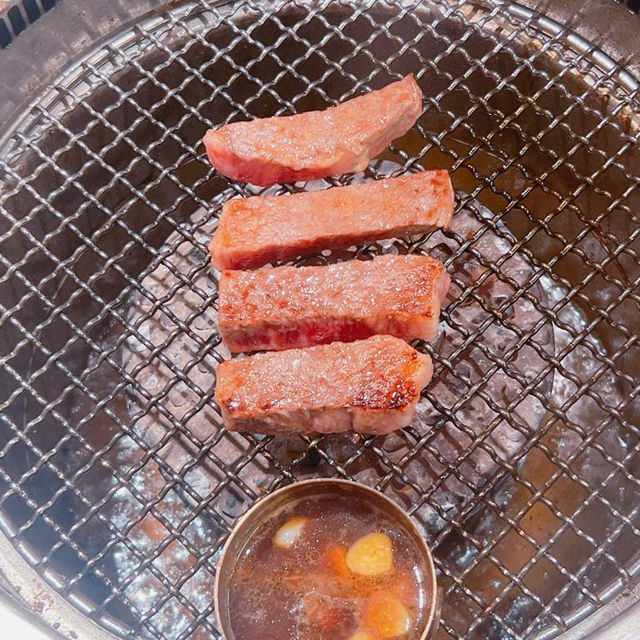 和牛西冷：店員會親自幫手燒，燒至7成熟左右，肉質鮮嫩，油花入口即融，沾上胡椒鹽帶來多重口感。
