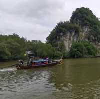 เขาขนาบน้ำในวันฟ้าครึ้ม 