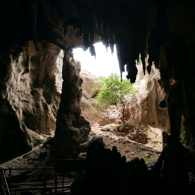 เขาขนาบน้ำในวันฟ้าครึ้ม 