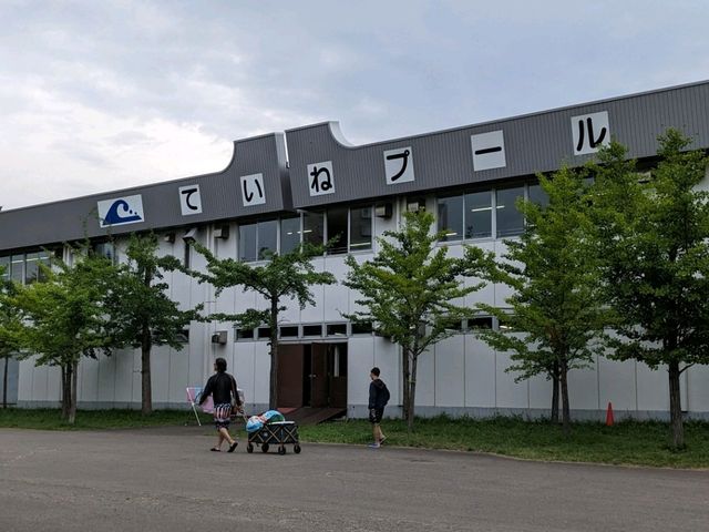 【屋外で遊び倒せるプール】北海道ていねプール