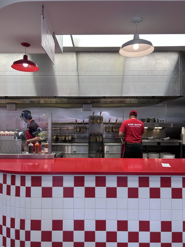 ［香港］ FIVE GUYS🇭🇰｜香港必吃美國連鎖速食店 漢堡超juicy🤤 