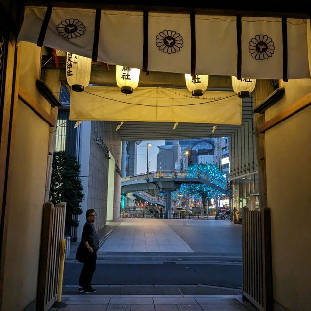 曽根崎横丁の露天神社…通称お初天神は、夜のライトアップが綺麗な神社