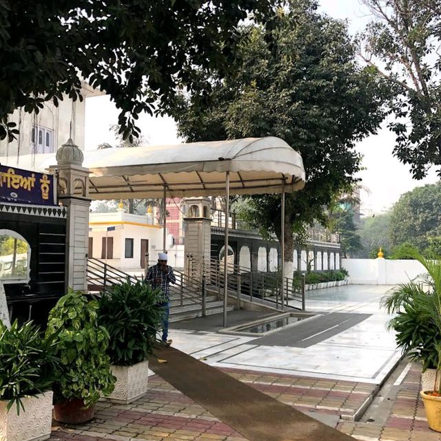 Gurudwara Majnu Ka Tilla 