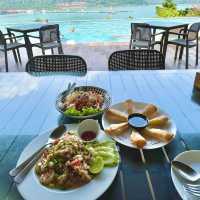มื้อกลางวันสุดฟิน กับวิวอ่าวบางเบ้า เกาะช้าง