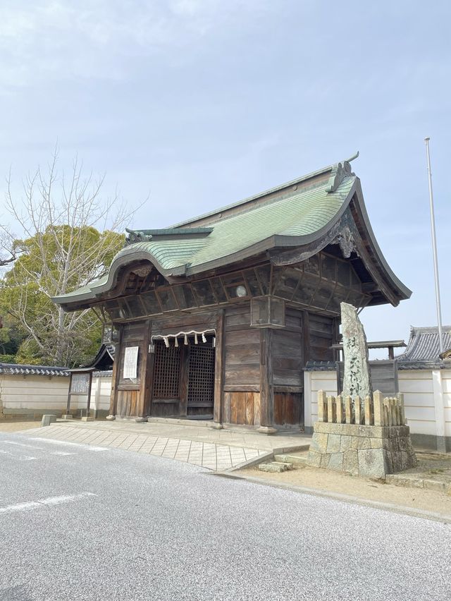 鮮やかな鳥居の稲荷神社