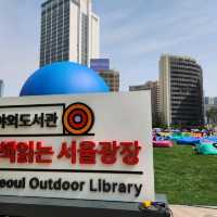 首爾露天圖書館開門啦 🎉廣場裡已擺滿了沙發座椅🛋