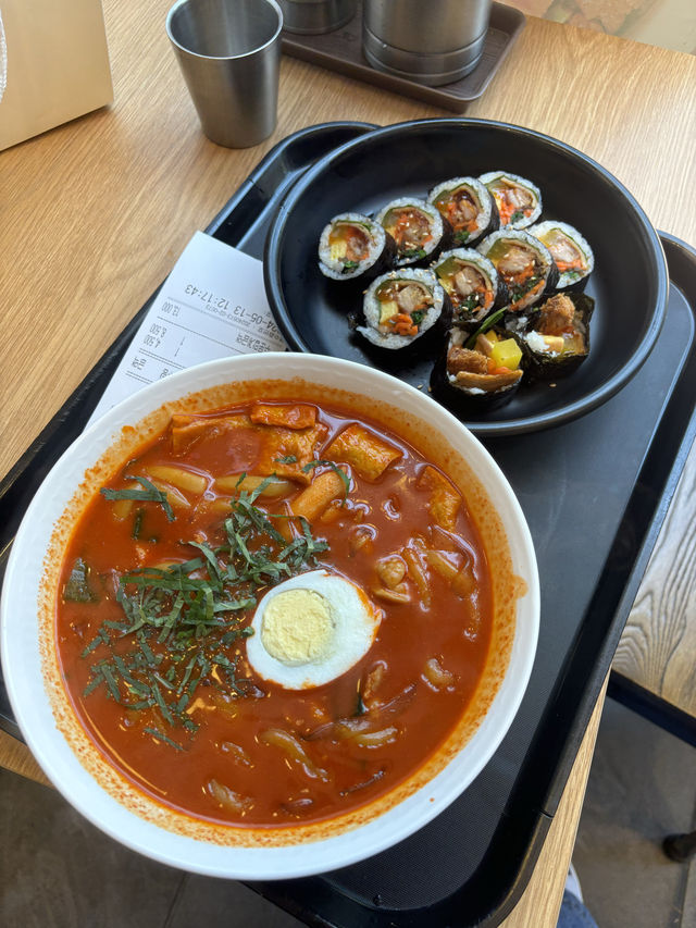 점심웨이팅 필수인 24시간 가성비 분식맛집,싸다김밥 마포역점
