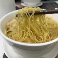 【香港・銅鑼湾】ミシュラン一つ星の老舗のお粥と麺類の専門店「何洪記粥麵專家」