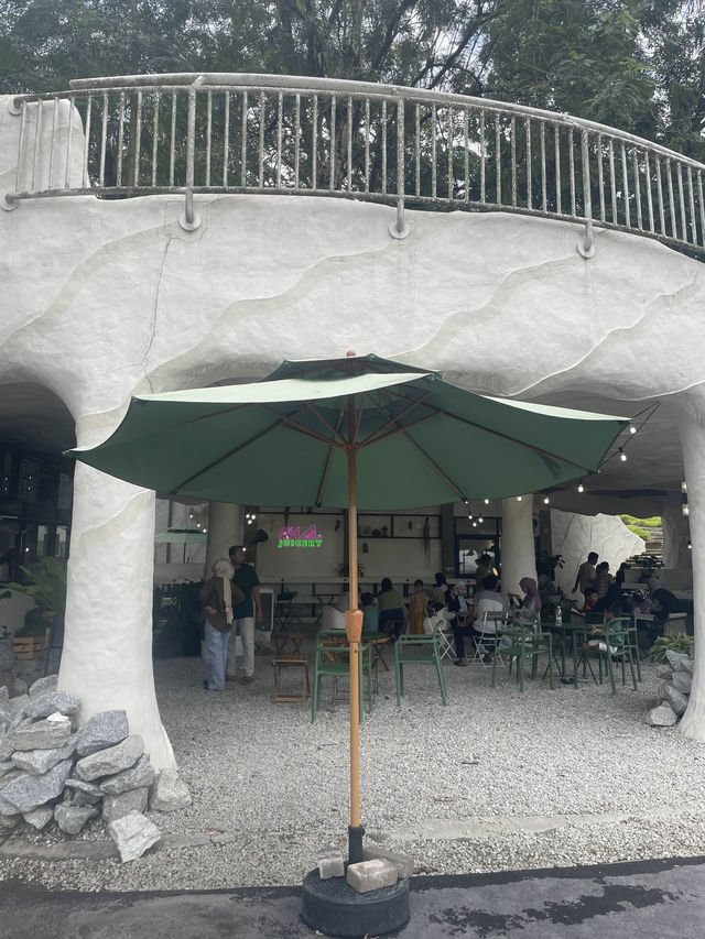 【Gua. Juicery】海辺の洞窟のようなカフェ