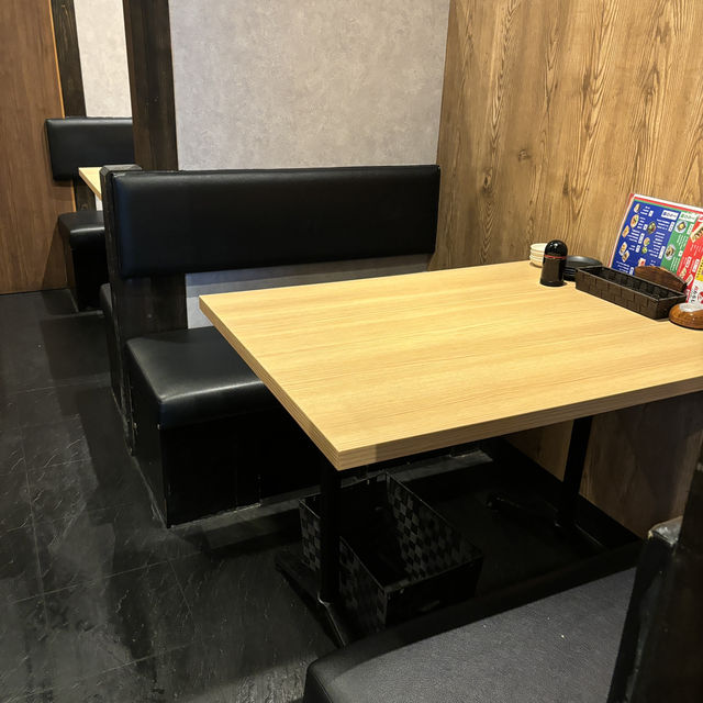 【神戸・三宮】肉寿司など肉料理の種類が豊富「肉たらし 三宮駅前店」