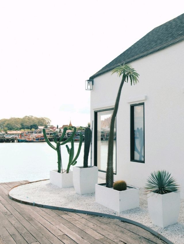 Baan Tah on the Sea ที่พักริมทะเลบางเสร่