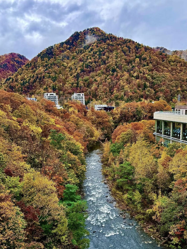 北海道定山溪溫泉：🍁紅葉映襯的秋日絕景