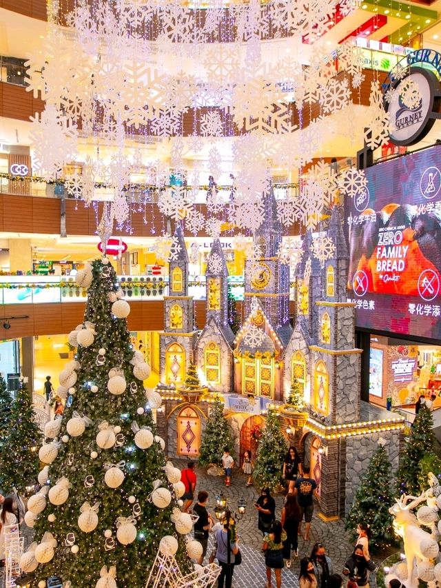 A Magical Christmas at Gurney Plaza: A Castle in the Jungle