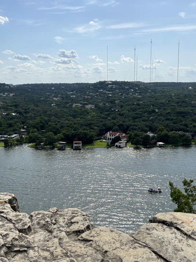 ［奧斯汀旅遊］Mount Bonnell ☀️💎在陽光下閃閃發亮的科羅拉多河