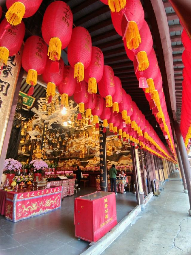 How Longhua Temple’s Art Blows Me Away