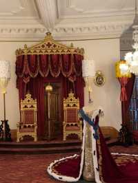 Step into Royalty: Discovering the Majesty of Iolani Palace in Hawaii